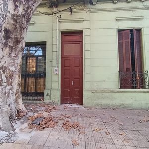 Casa A Pasos De 8 De Octubre Y Con Servicios Cercanos Y Locomoción.