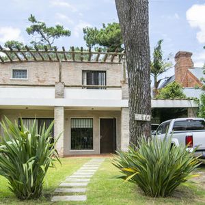 Venta Y Alquiler Anual De Casa De 5 Dormitorios En Playa Mansa, Punta Del Este