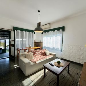 Apartamento En Alquiler  Céntrico De 4 Dormitorios Y Patio En Colonia