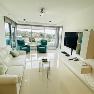 Apartamento 2 Dormitorios, 2 Baños, Vista Al Mar