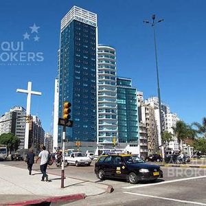 Apartamento De Dos Dormitorios En Venta En Tres Cruces Con Garaje, Con Renta