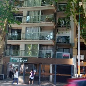 Apartamento De Dos Dormitorios Y Patio En Venta En Pocitos Con Garaje, Rentado