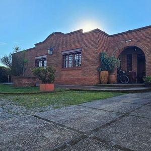 Vendo Casa Con Piscina. 3 Dormitorios. El Principal En Suite Con Jacuzzi Y Vestidor. A Pocas Cuadras De La Playa. Solymar
