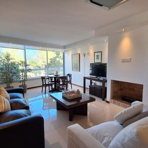 Venta Apartamento De 3 Dormitorios Y Dependencia En Zona De Punta Shopping