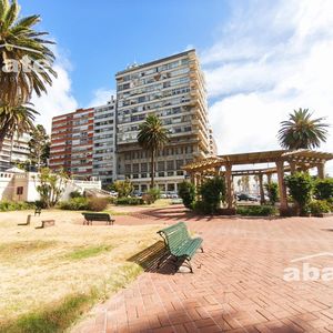 Venta De Oficina En Pocitos, Montevideo. Con Vista A La Rambla. Con Renta.