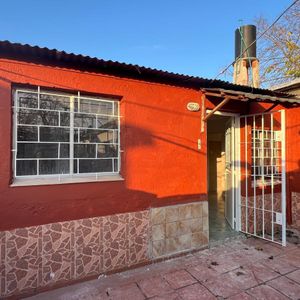 Apartamento De Dos Dormitorios En Alquiler En Piedras Blancas Con Patio, Gastos Y Tributos Incluidos