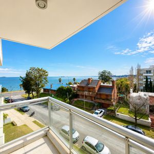 Venta De Apartamento De 1 Dormitorio En Edificio A La Rambla En Colonia Del Sacramento