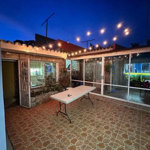 Venta De Casa En La Blanqueada, 4 Dormitorios, Jardin De Invierno, Garajes Y Parrillero