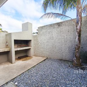 Casa En Alquiler De 1 Dormitorio En Solymar. Cochera Y Parrillero.