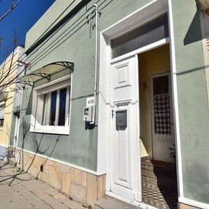 Casa 3 Dormitorios, 2 Baños Y Fondo. Zona Comercial