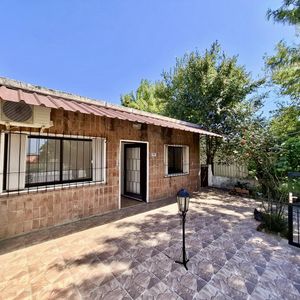 Casa En Alquiler De 2 Dormitorios Y Galpón Sobre Avenida En Colonia