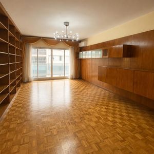 Venta Apartamento 2 Dormitorios, Balcón, Cochera Y Terraza Lavadero En La Rambla De Pocitos.