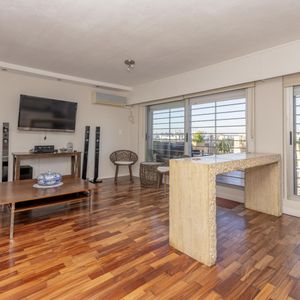 Apartamento Penthouse De 2 Dormitorios  En Alquiler  En Punta Carretas Con Garaje, Equipado