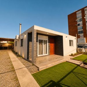 Casa En Venta De 2 Dormitorios Con Patio Y Cochera En Céntrica En Colonia Del Sacramento
