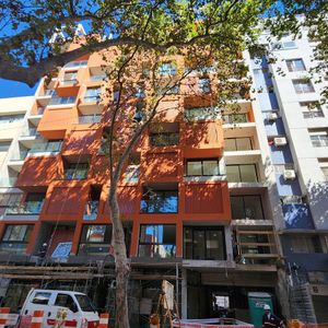 Alquiler Monoambiente Con Balcon  En El Centro, Montevideo.