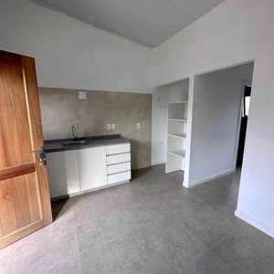 Alquiler Casa 1 Dormitorio Con Parrillero Y Cochera. Sin Gastos Comunes. Acepta Deposito O Aseguradoras. Ciudad De La Costa.