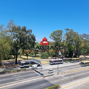 Departamento En  Parque Batlle, Excelente Ubicación, 2 Dormitorios, Garaje Fijo.