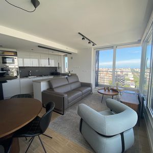 Alquiler Apartamento Amoblado Y Equipado De 2 Dormitorios 3 Baños Y Box.