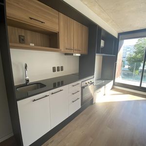 Alquiler De Loft  Al Frente Con Balcón Y Garage. Pocitos Nuevo