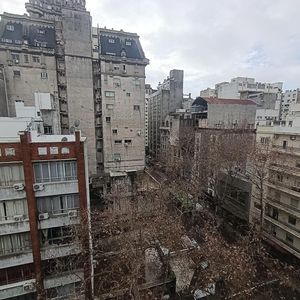 Oficina Con Garaje A La Venta En El Centro. Andes Y 18 De Julio. Un Punto Ideal Para Cualquier Negocio, Y Cerca De Todo. Registros, Juzgados, Ciudad Vieja.
