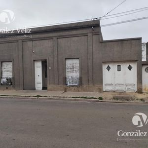 Venta De Amplia Propiedad Ubicada En Radio Centrico De Carmelo