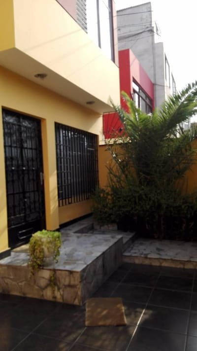 Linda Casa Frente a Parque, a 3 Cuadras de La Univ. Católica