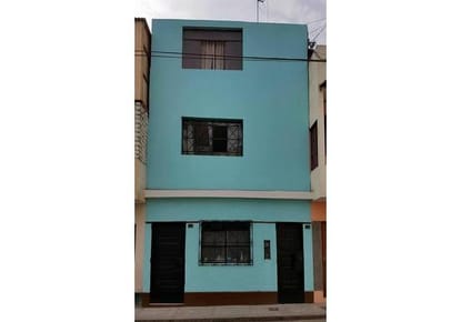 En Venta Casa de 3 Pisos At. 100 m2 - en La Av El Sol