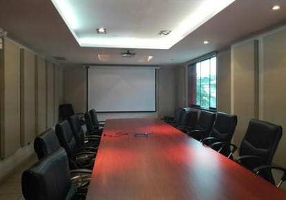En Alquiler Local Comercial At. 325 m2 - Calle Amador Reyna con Camelias