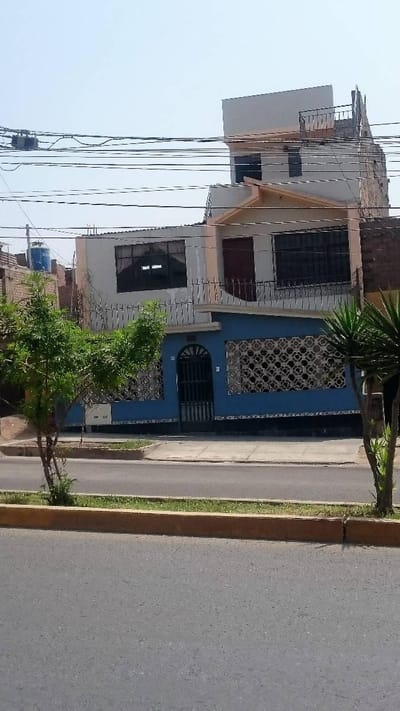 Vendo Casa de 3 Pisos At. 150 m2 Av San Martin Miguel Grau
