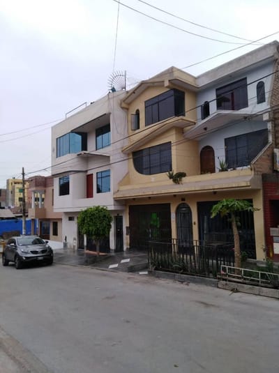En Venta Casa Remodelada de 4 Pisos At. 160 m2 - Urb. El Rosario del Norte