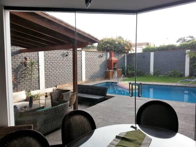 En Venta Casa de 3 Pisos con Piscina At 382 m2 en Surco