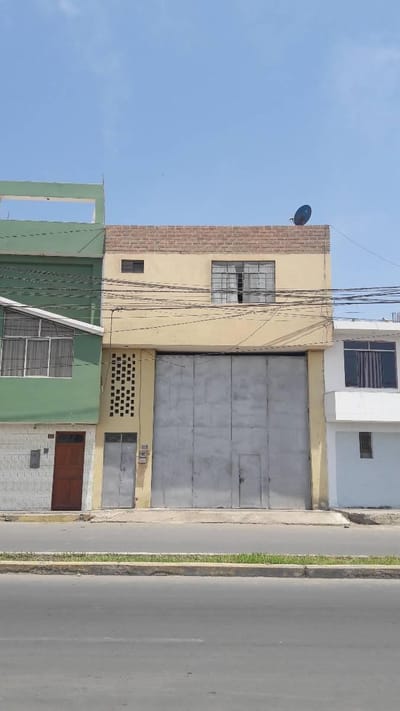 En Venta Amplio Local Puerta Calle Av Moore Huacho