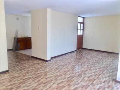 Vendo Céntrico Triplex con Cochera 1er, 2do y 3er Piso en Vallecito