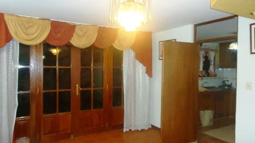 Vendo Casa de 03 Pisos con 08 Habitaciones en Urb. Piedra Santa