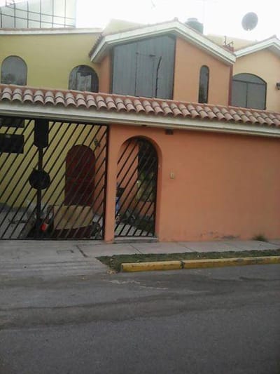 Alquilo Linda Casa de 2 Pisos en Urb. Cerrada de Cerro Colorado
