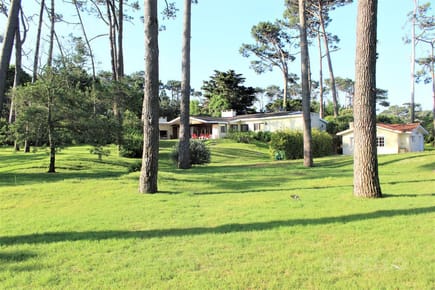 Alquiler Casa en Playa Mansa, 5 dormitorios y 5 baños mas servicio, piscina y parrillero!