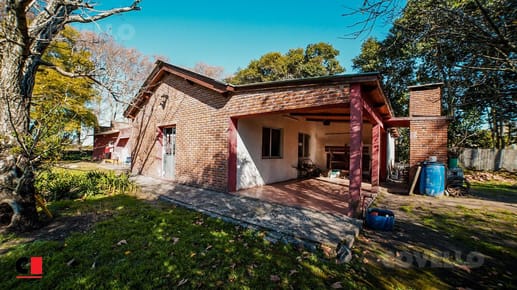 En venta gran complejo turístico en zona de Carmelo casa y 3 cabañas en predio de 1 ha
