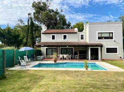 Casa - Punta del Este. 4 dormitorios y piscina