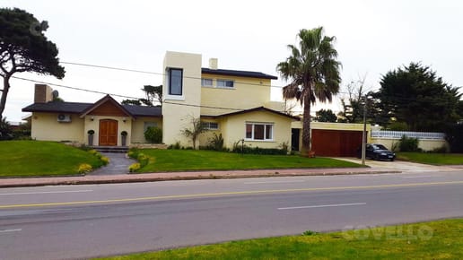 Venta ó alquiler casa de  4 dormitorios con piscina y playroom , Playa Mansa