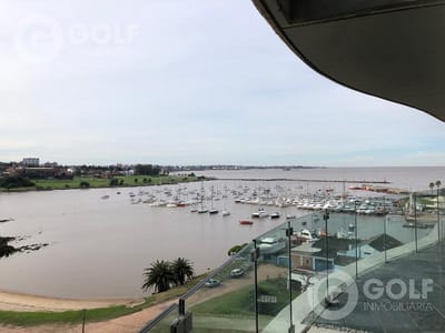 Venta apartamento de 2 dormitorios con 2 garajes en Forum con vista al Puerto del Buceo, Montevideo se vende con renta