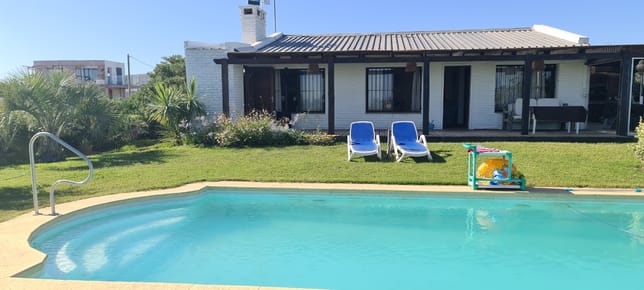 Casa Frente Al Mar, Totalmente Cercada, Con Gran Piscina Y Hermoso Jardin