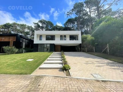 Casa a estrenar en  Barrio Privado en Parada 29 de Playa Brava, 4 dormitorios en suite.