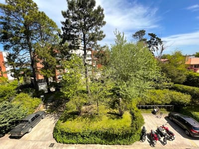 VENTA CON RENTA APARTAMENTO PARQUE MIRAMAR TRES DORMITORIOS , DOS GARAGES, AMMENITIES BILU