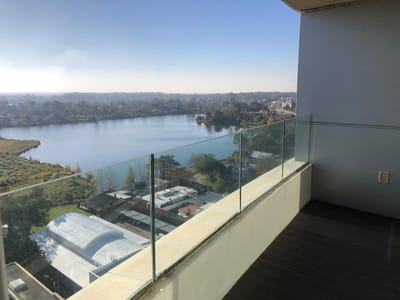 VENTA APARTAMENTO CARRASCO, DOS DORMITORIOS, 3 GARAGES CON RENTA