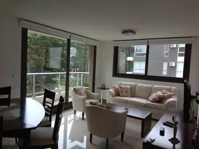 Apartamento de 2 dormitorios sobre avenida. Con amenities