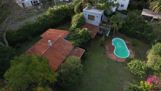 Hermosa propiedad con 2 casas, amplio jardín con piscina