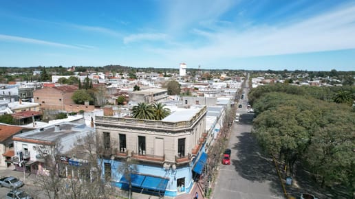 Estratégica oficina en Nueva Helvecia, frente a plaza los fundadores!