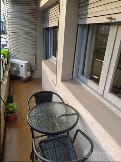 Apartamento - Cordón. Al frente con balcón! 1er piso por escalera. G.C muy bajos!