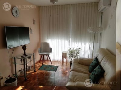 Apartamento un dormitorio con muebles y vista al mar en Pocitos 