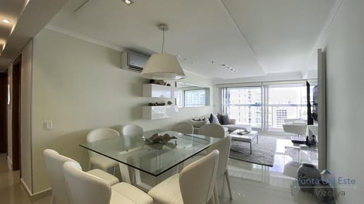 Piso alto 2 dormitorios 2 baños y garage Punta del Este - Playa Mansa - Vista al mar